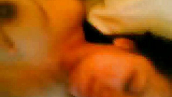 Busty Richelle mamitaka sy manadala ny zananivavy nerdy