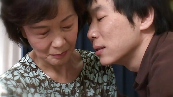 Juggy MILF amin'ny kiraro avo manao masturbate eo amin'ny fandriana