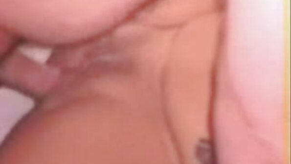 Nijaly teo am-pandriany ny blonde tsara tarehy