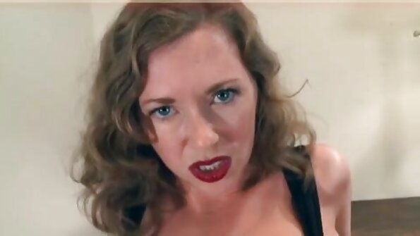 Mampionona ny namany i Blonde babe