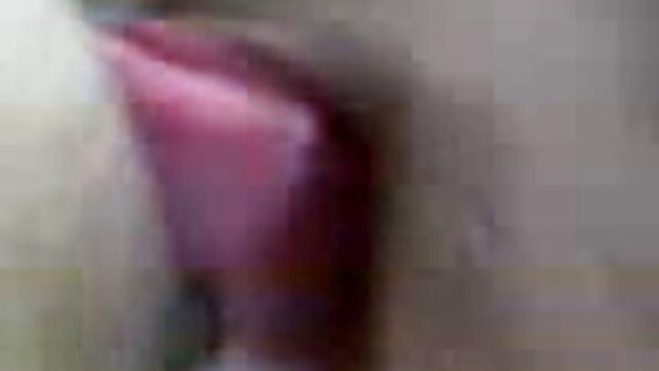 Mifoka sigara ny ampakarina mafana dia lasa fucked mafy